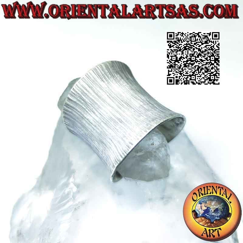 Anillo de banda ancha cóncava con grabados verticales en plata Karen, ajustable