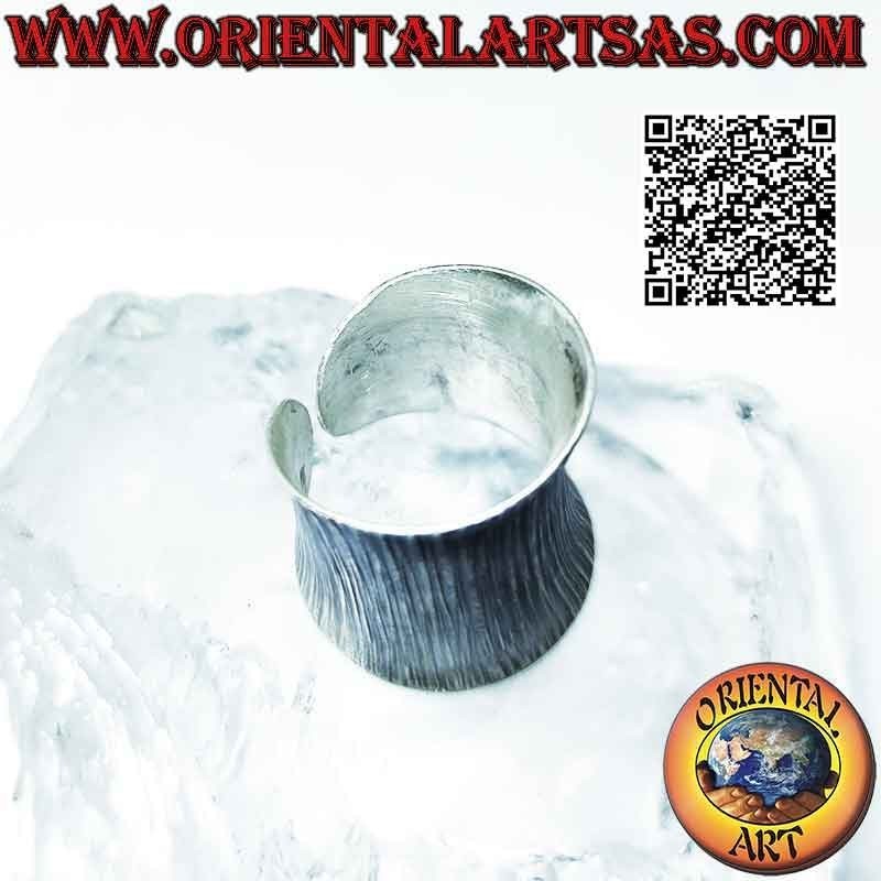 Anillo de banda ancha cóncava con grabados verticales en plata Karen, ajustable