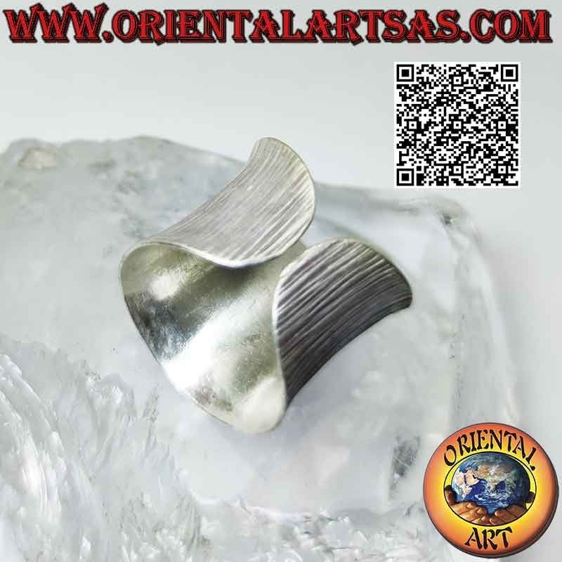 Anillo de banda ancha cóncava con grabados verticales en plata Karen, ajustable