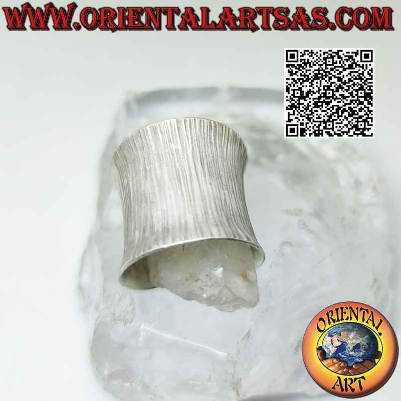 Anello fascia larga concava con incisioni verticali in argento Karen, regolabile