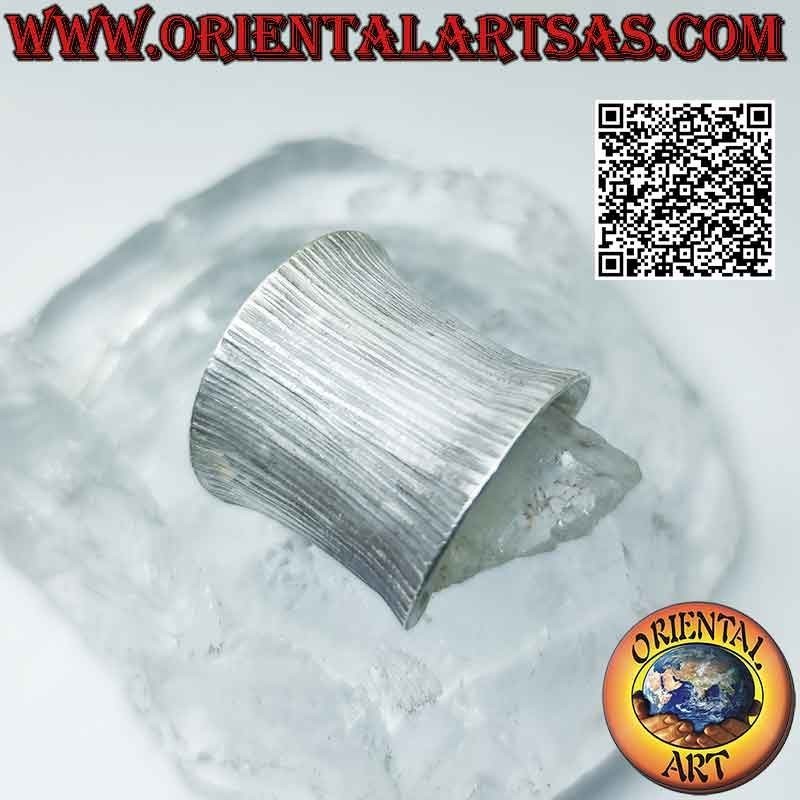 Anillo de banda ancha cóncava con grabados verticales en plata Karen, ajustable