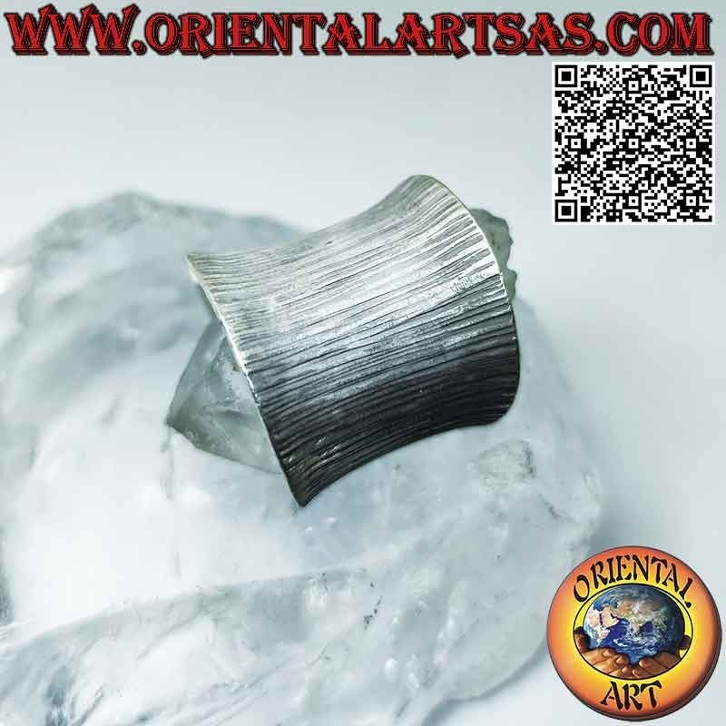 Anillo de banda ancha cóncava con grabados verticales en plata Karen, ajustable