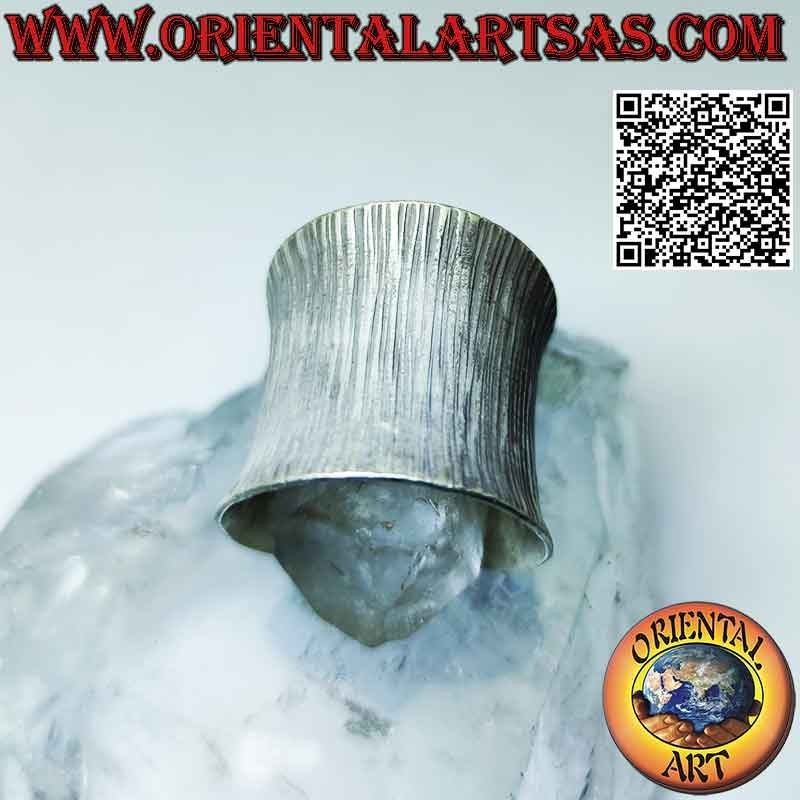 Anillo de banda ancha cóncava con grabados verticales en plata Karen, ajustable