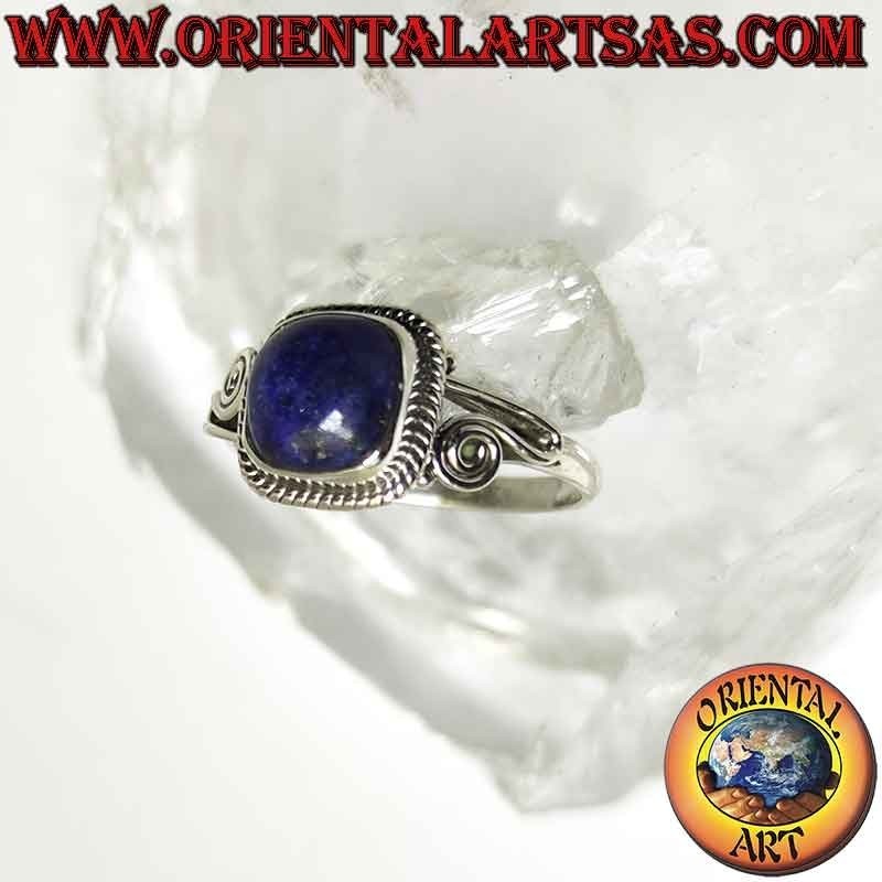 Ring aus Silber und Lapislazuli umgeben von asymmetrischer Verflechtung und Spirale