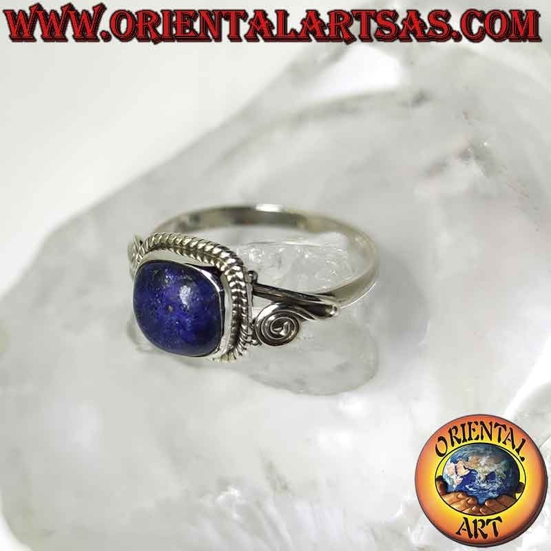 Anello in argento e lapislazzulo contornata da intreccio e spirale asimmetrici