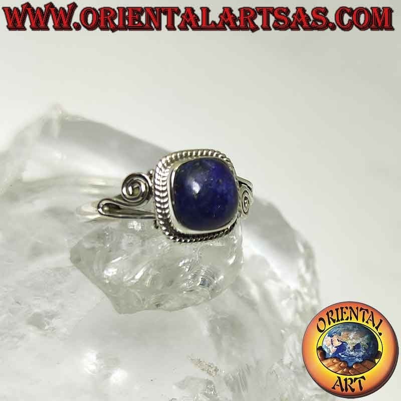 Ring aus Silber und Lapislazuli umgeben von asymmetrischer Verflechtung und Spirale