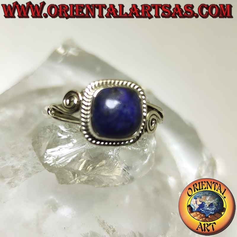Ring aus Silber und Lapislazuli umgeben von asymmetrischer Verflechtung und Spirale