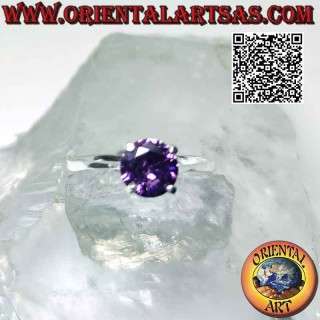 Anillo de plata con amatista sintética redonda facetada engastada en doble engaste liso