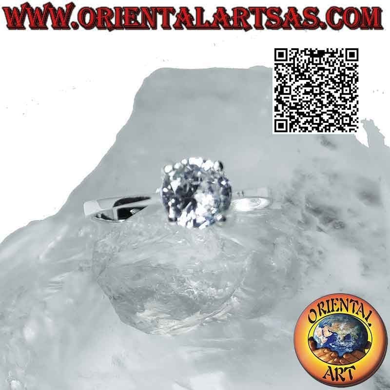 Anello in argento con zircone bianco sfaccettato tondo incastonato su montatura liscia doppia