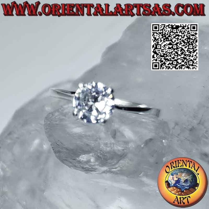 Bague en argent avec zircon rond serti sur un sertissage lisse