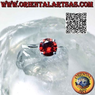 Bague en argent avec grenat rond facetté serti dans un double serti lisse