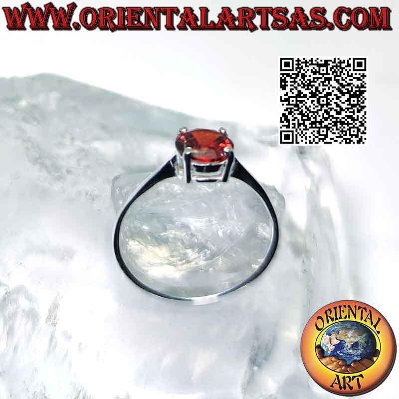 Bague en argent avec grenat rond serti sur un sertissage lisse