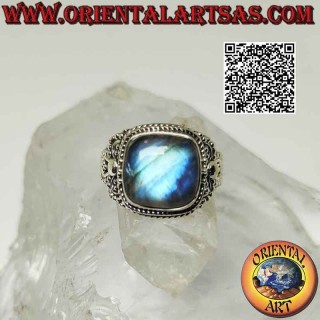 Anello in argento con grande labradorite quadrata smussata cabochon contornato da microsfere e intrecci