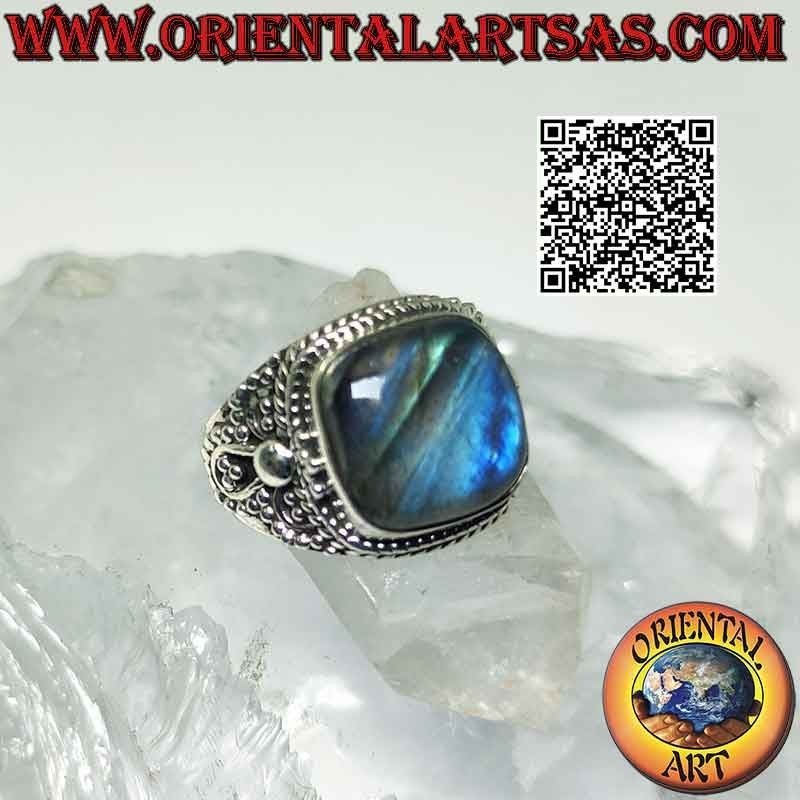 Anello in argento con grande labradorite quadrata smussata e microsfere