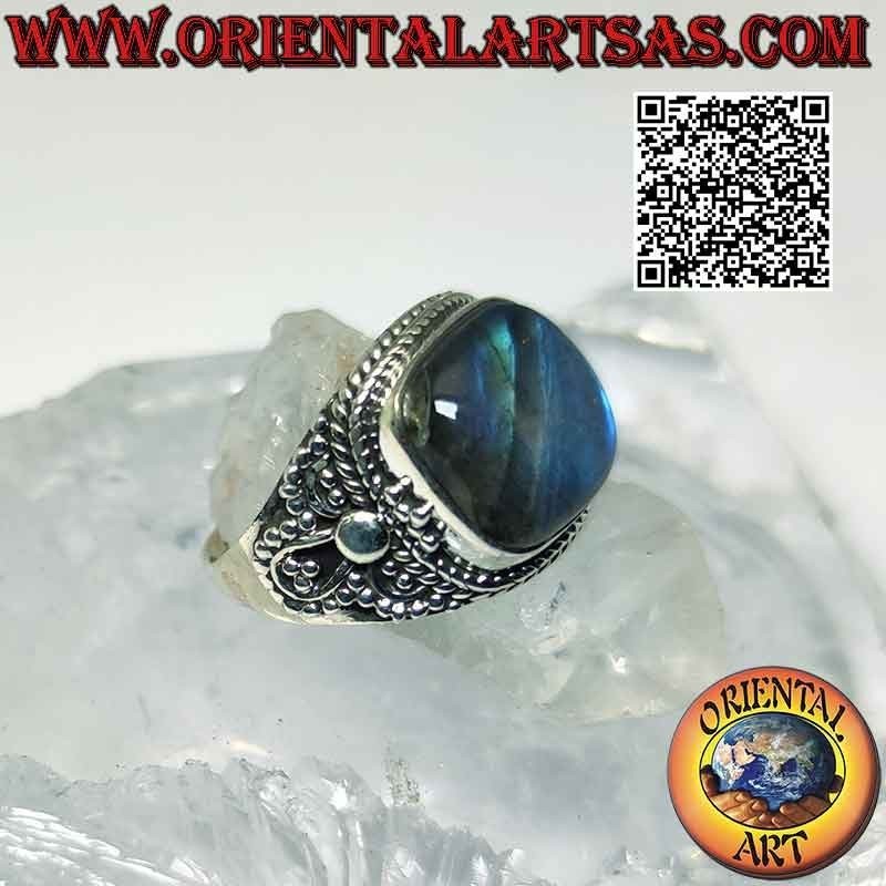 Anello in argento con grande labradorite quadrata smussata e microsfere