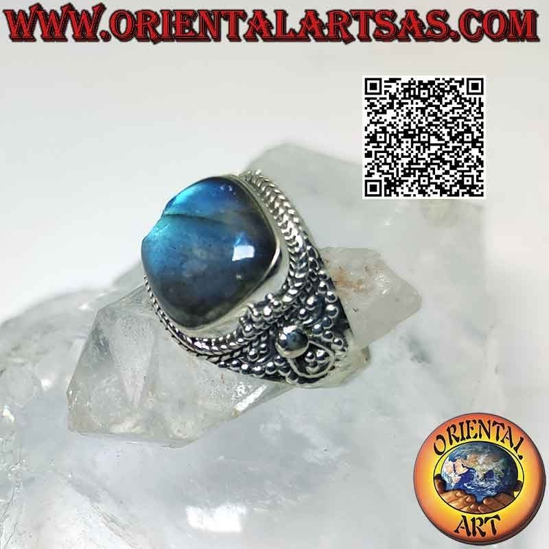 Bague en argent avec grosse labradorite carrée biseautée et microsphères