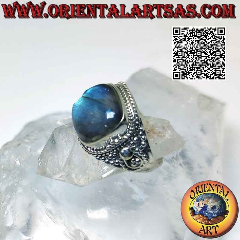 Anillo de plata con gran labradorita cuadrada biselada y microesferas