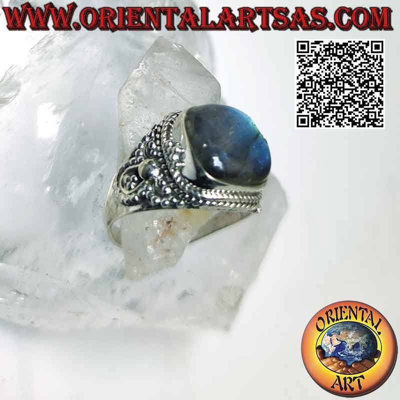 Anello in argento con grande labradorite quadrata smussata e microsfere