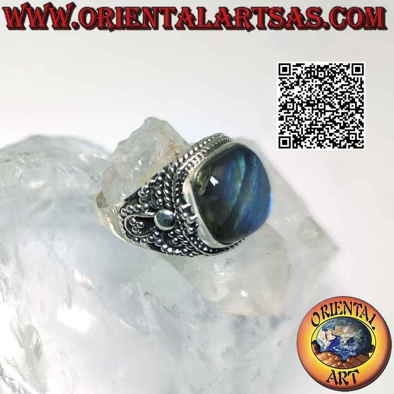 Anillo de plata con gran labradorita cuadrada biselada y microesferas