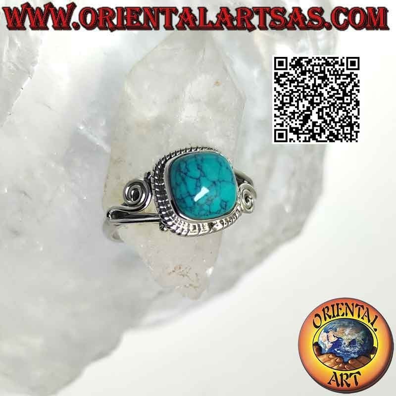 Anello in argento con turchese cabochon e spirale asimmetrica sui lati
