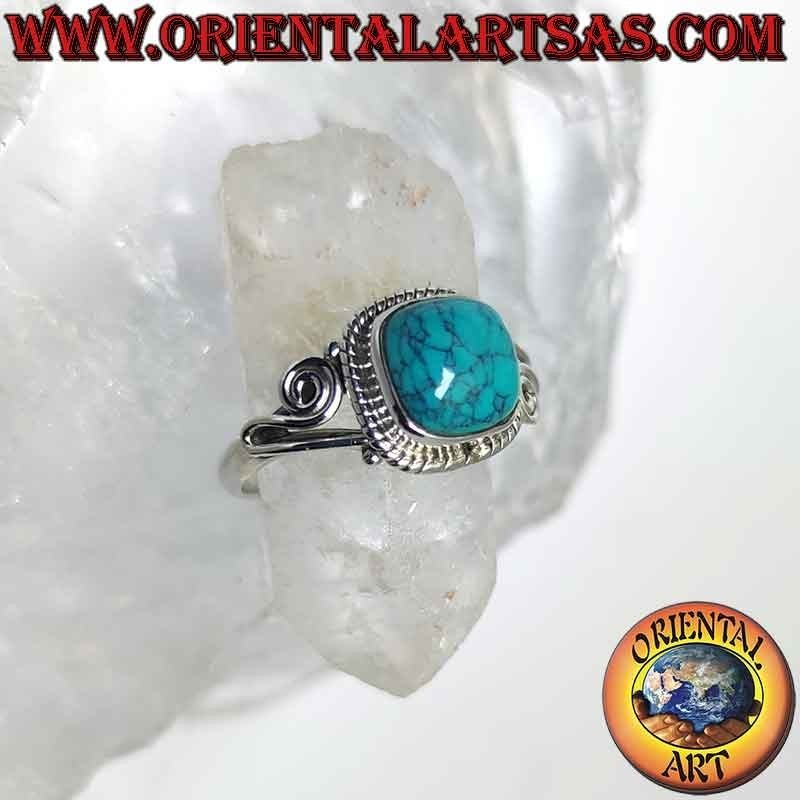 Anello in argento con turchese cabochon e spirale asimmetrica sui lati
