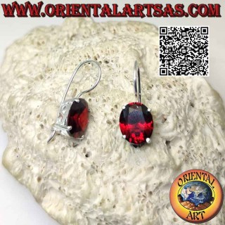 Pendientes de plata con granate facetado ovalado engastado y calado en forma de "S" en los laterales