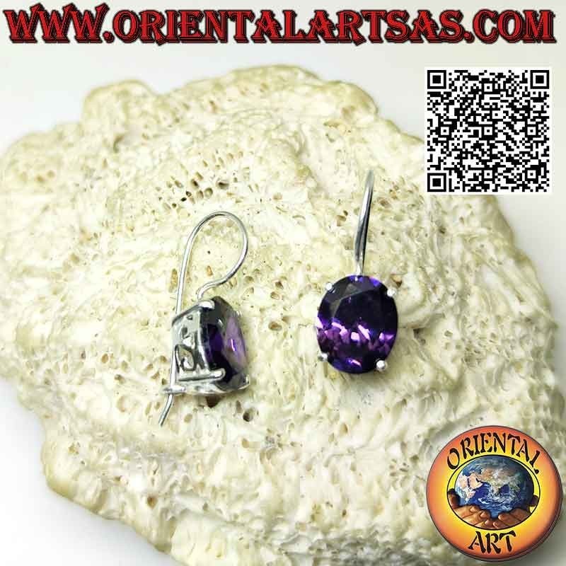 Pendientes de plata con amatista sintética facetada ovalada engastada y abertura en forma de "S" en los laterales
