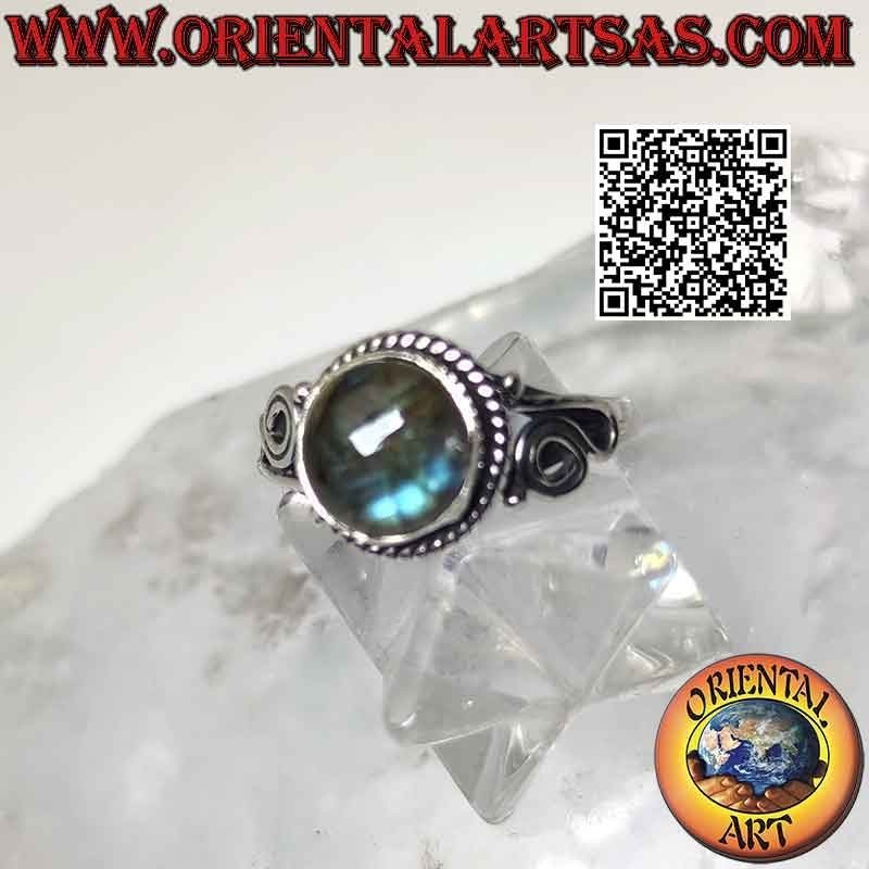 Anillo de plata con labradorita cabujón redondo y espirales