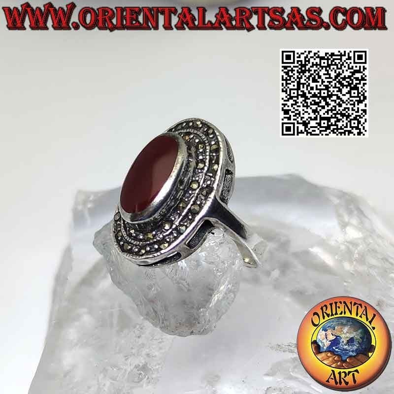Anillo de plata con cornalina ovalada y doble hilera de marcasita