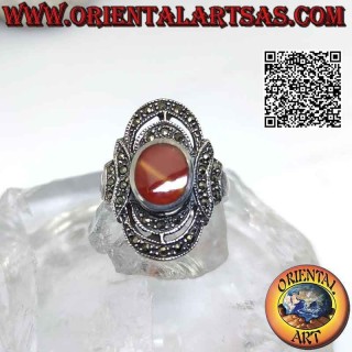 Anillo de plata con cornalina ovalada en relieve rodeada de dos ondas dobles de marcasita