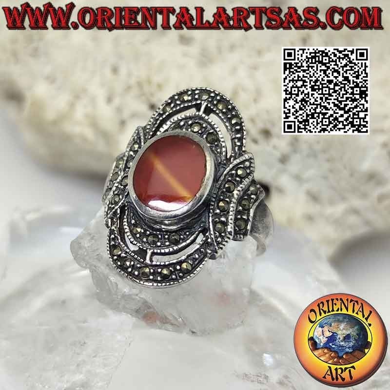 Anello in argento con corniola ovale e due doppie onde di marcasite