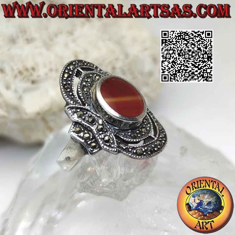 Anillo de plata con cornalina ovalada y dos ondas dobles de marcasita