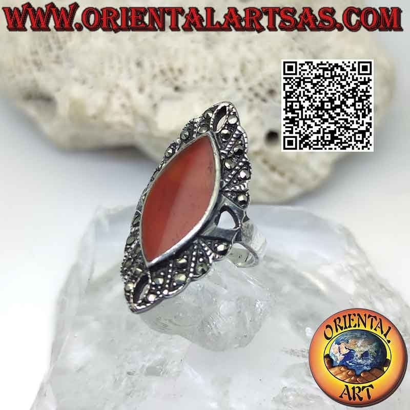 Anello in argento con corniola a navetta marcasite e fori sui cardinali