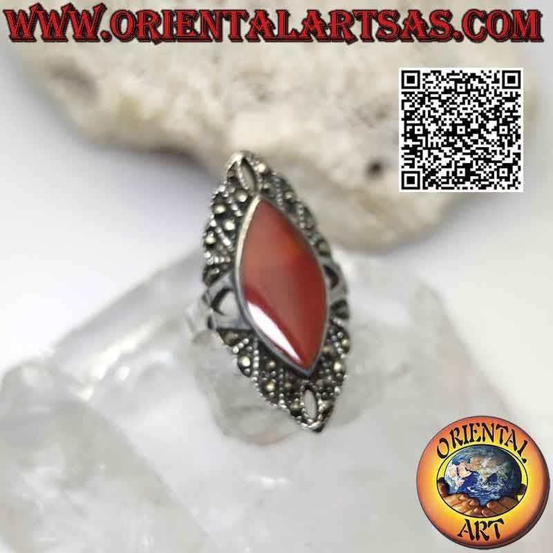 Anello in argento con corniola a navetta marcasite e fori sui cardinali