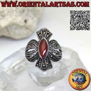 Anillo de plata con cruz convexa tachonada de marcasitas con lanzadera central cornalina