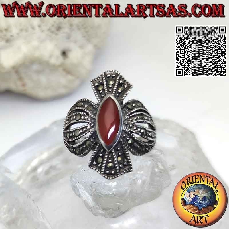 Anillo de plata con cruz convexa tachonada de marcasitas con lanzadera central cornalina