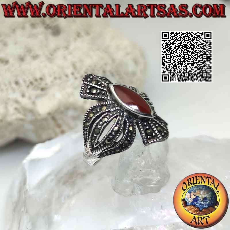 Bague en argent croix arrondie de marcassites avec navette cornaline