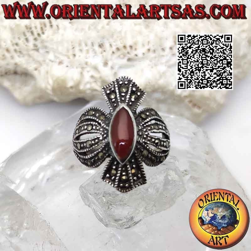 Bague en argent croix arrondie de marcassites avec navette cornaline