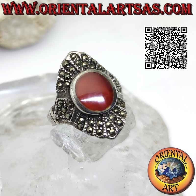 Bague en argent avec cornaline ovale sur une monture rhomboïde incrustée de marcassite