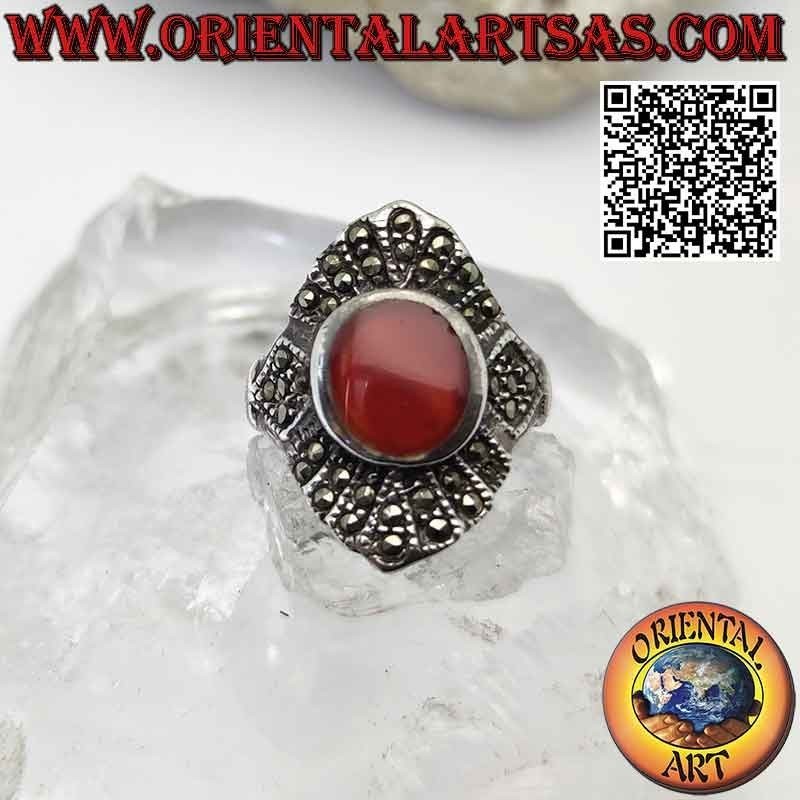 Anello in argento con corniola ovale su montatura romboidale tempestata di marcasite