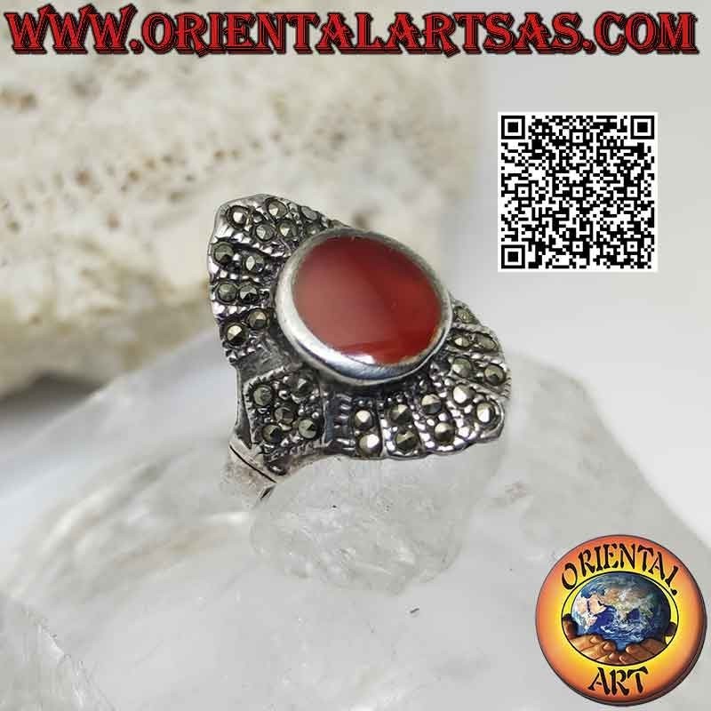 Anillo de plata con cornalina ovalada en un engaste romboidal tachonado de marcasita