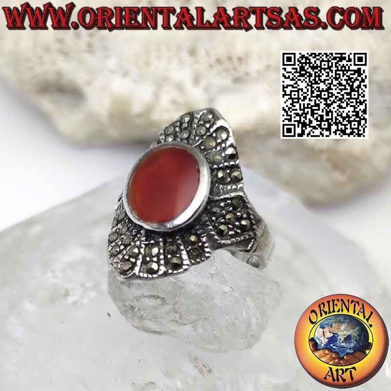 Anello in argento con corniola ovale su montatura romboidale tempestata di marcasite