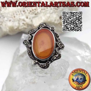 Anello in argento con corniola ovale e linee astratte di marcasite