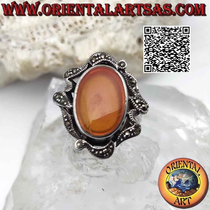 Bague en argent avec cornaline ovale et lignes abstraites de marcassite