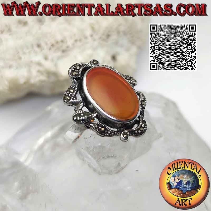 Anillo de plata con cornalina ovalada y líneas abstractas de marcasita