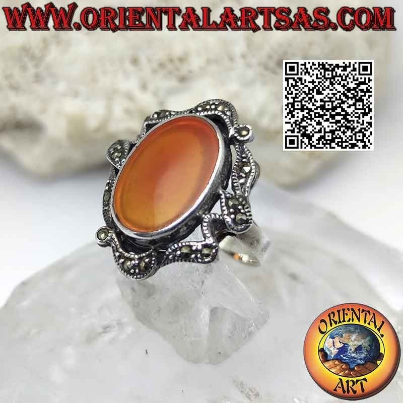 Bague en argent avec cornaline ovale et lignes abstraites de marcassite