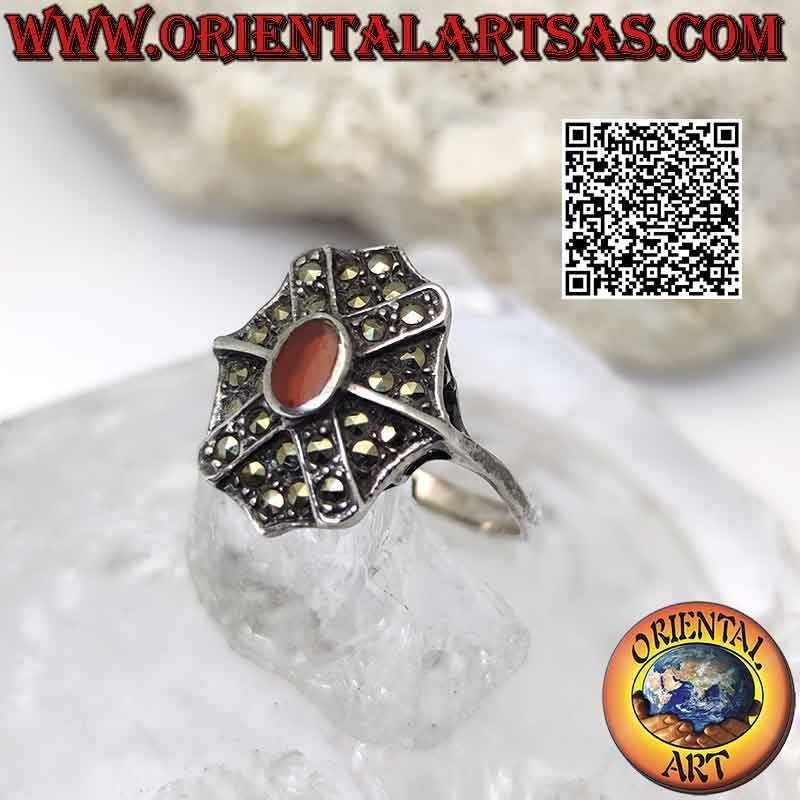 Bague en argent sertie de marcassite avec bouclier octogonal avec croix de Saint-André et ovale en cornaline ovale