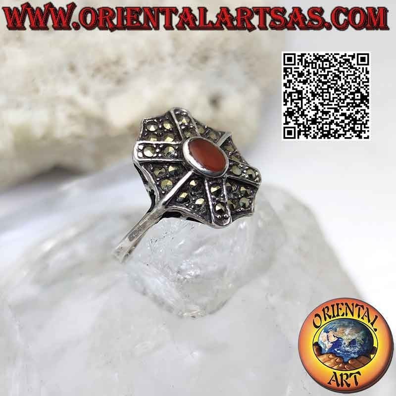 Anillo de plata tachonado de marcasita con escudo octogonal con Cruz de San Andrés y óvalo ovalado de cornalina