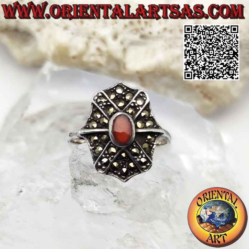 Bague en argent sertie de marcassite avec bouclier octogonal avec croix de Saint-André et ovale en cornaline ovale