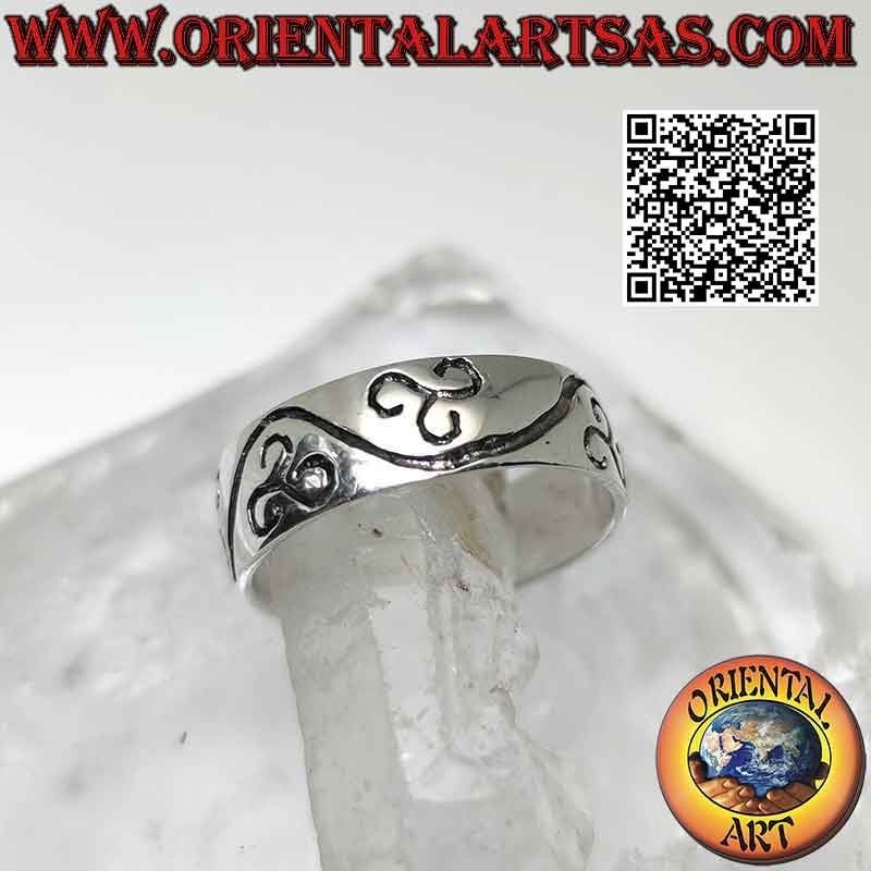 Anello in argento a fascia bombata con triskell incisi tra linea ondulata
